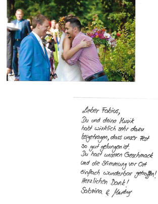 Dj und brautpaar umarmen sich zusätzlich ist ein persönlicher Danke Brief zu sehen für die Leitungen des Djs an dem Abend der Hochzeitsfeier