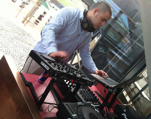 DJ spielt Outdoor/Industrial, Blick auf Mixer und Plattenteller.