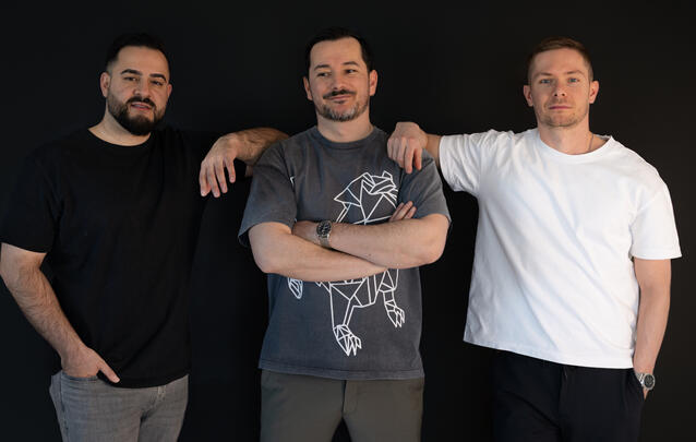 Drei DJs als Teamfoto vor neutralem Hintergrund – Agentur 25heartbeats, Rhein-Main