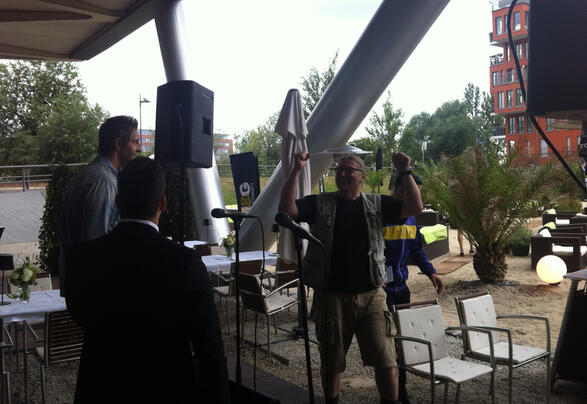 DJ mit Blick auf Terrasse/Outdoor-Location, Soundcheck/Abenddämmerung