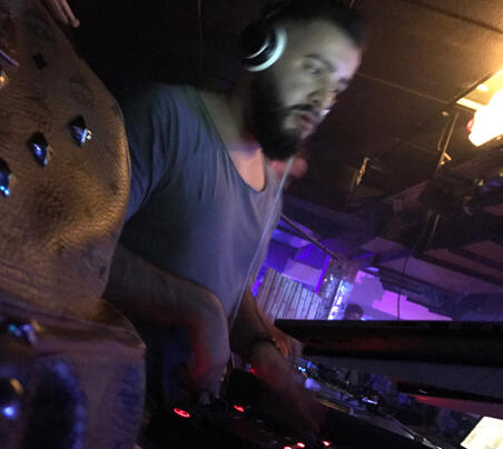 DJ im Low-Light, Close-up am Controller, Bewegung/Action.